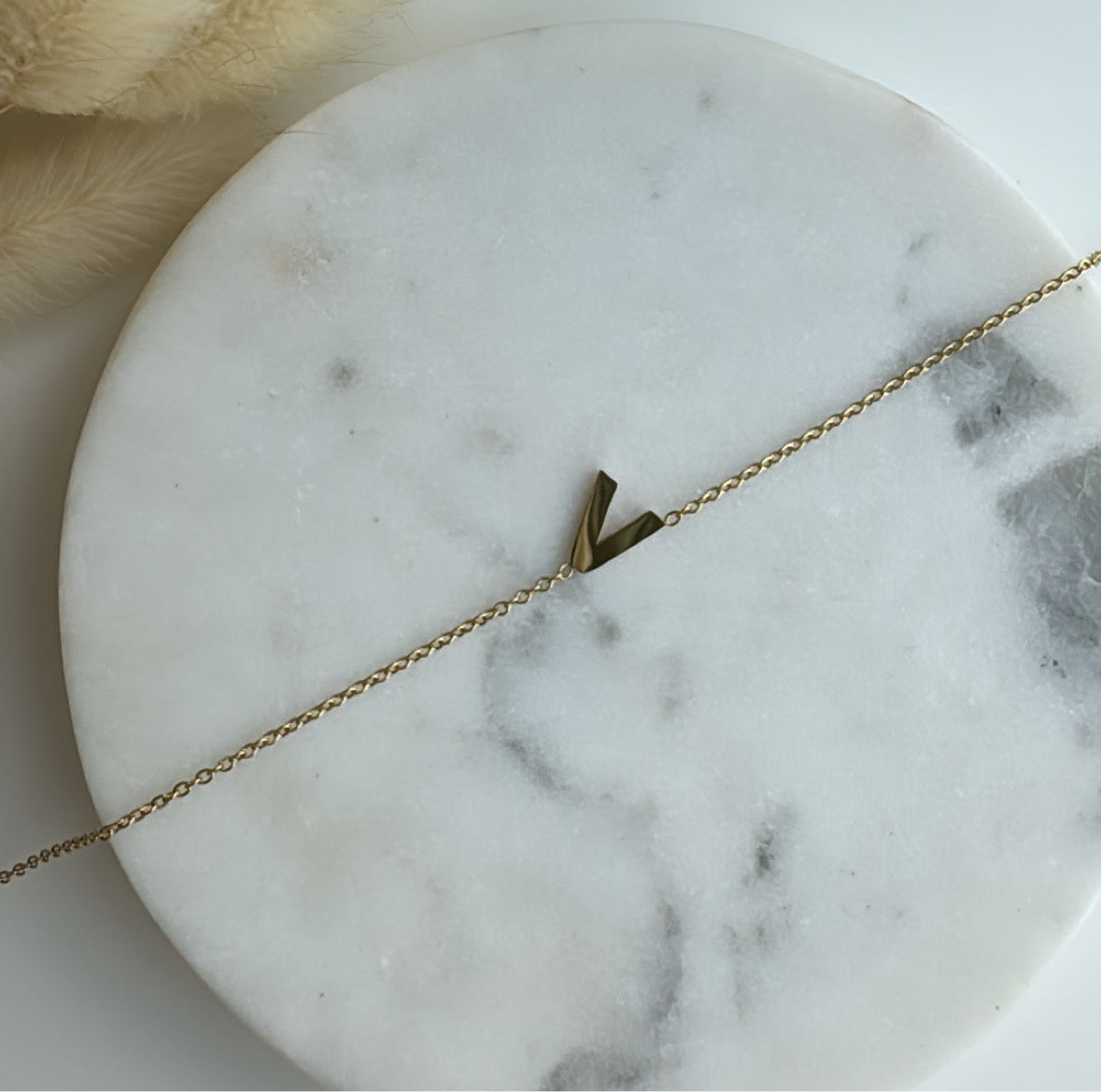 INITIAL ARMBAND GOLD