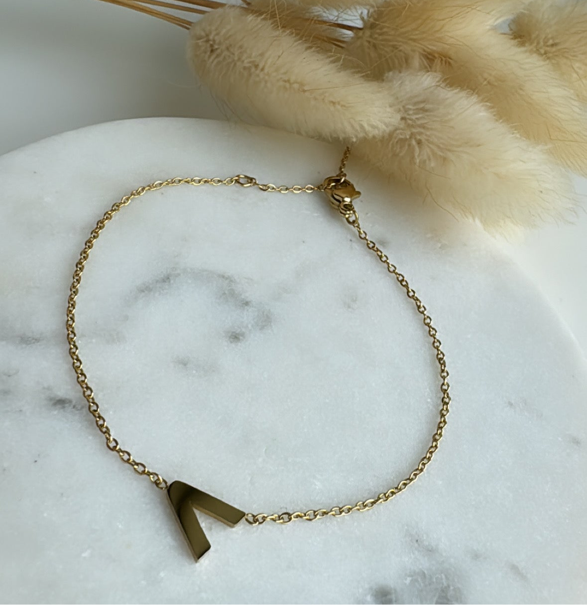INITIAL ARMBAND GOLD