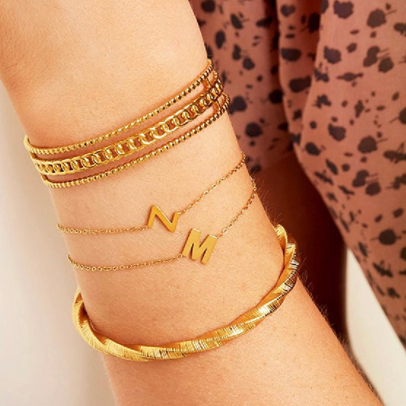 INITIAL ARMBAND GOLD